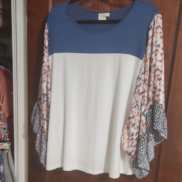 Grace& Emma Tops - Elegant Blue and White Blouse with Patterned Sleeves